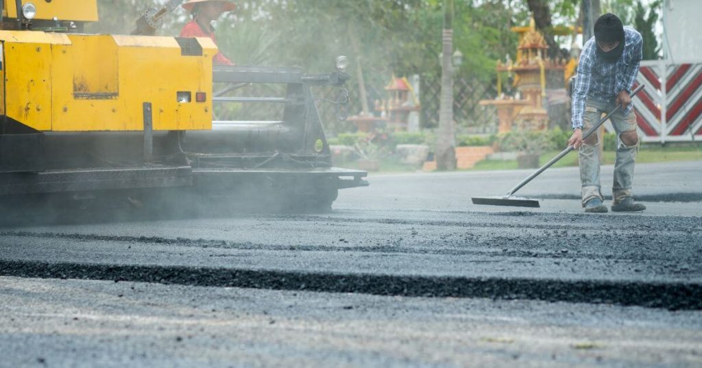 公路建設施工現場,正在進行鋪路作業