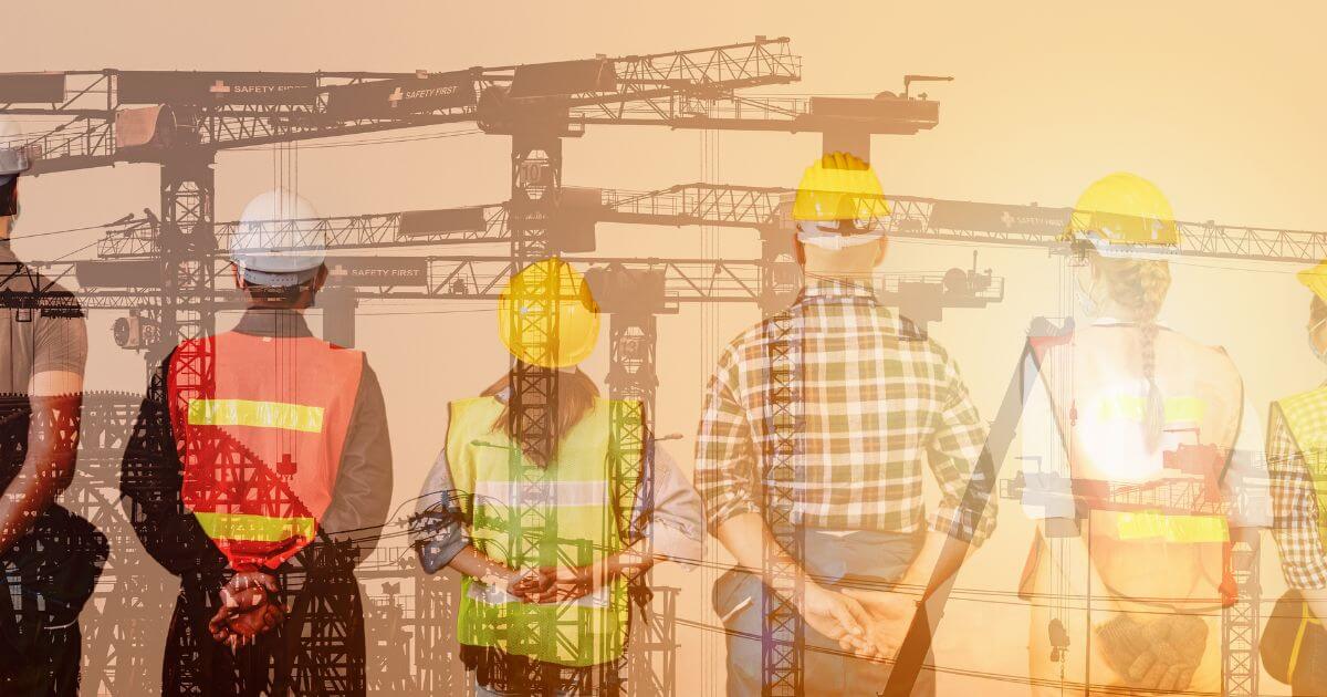 建築工人站在工地前，展示工地安全與規劃