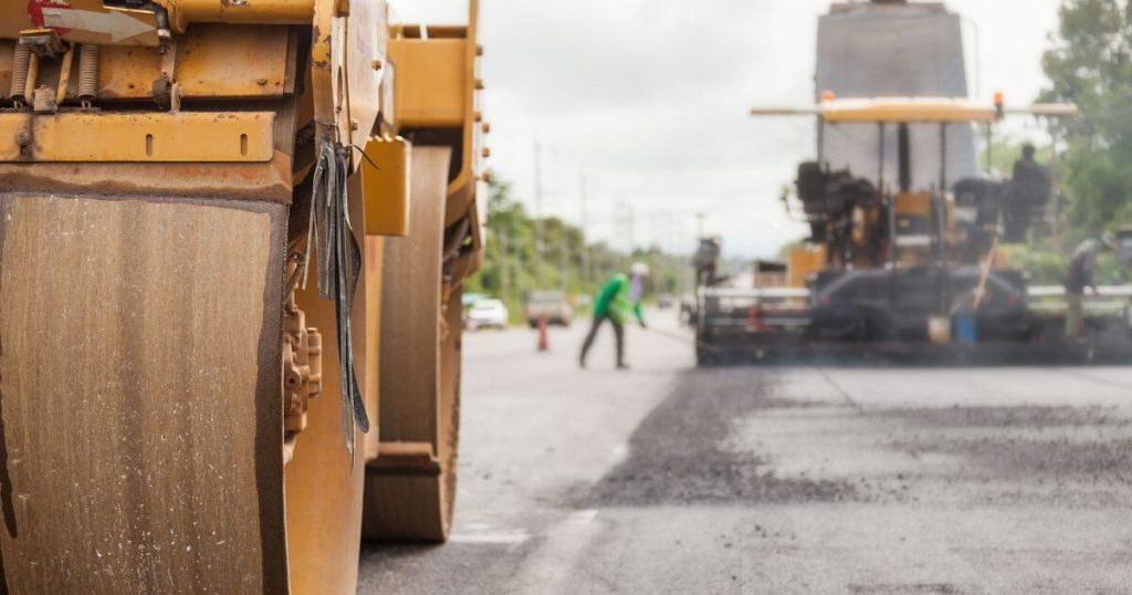 道路施工現場與重機鋪路作業