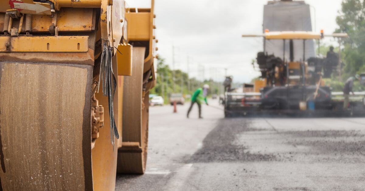 道路施工現場與重機鋪路作業
