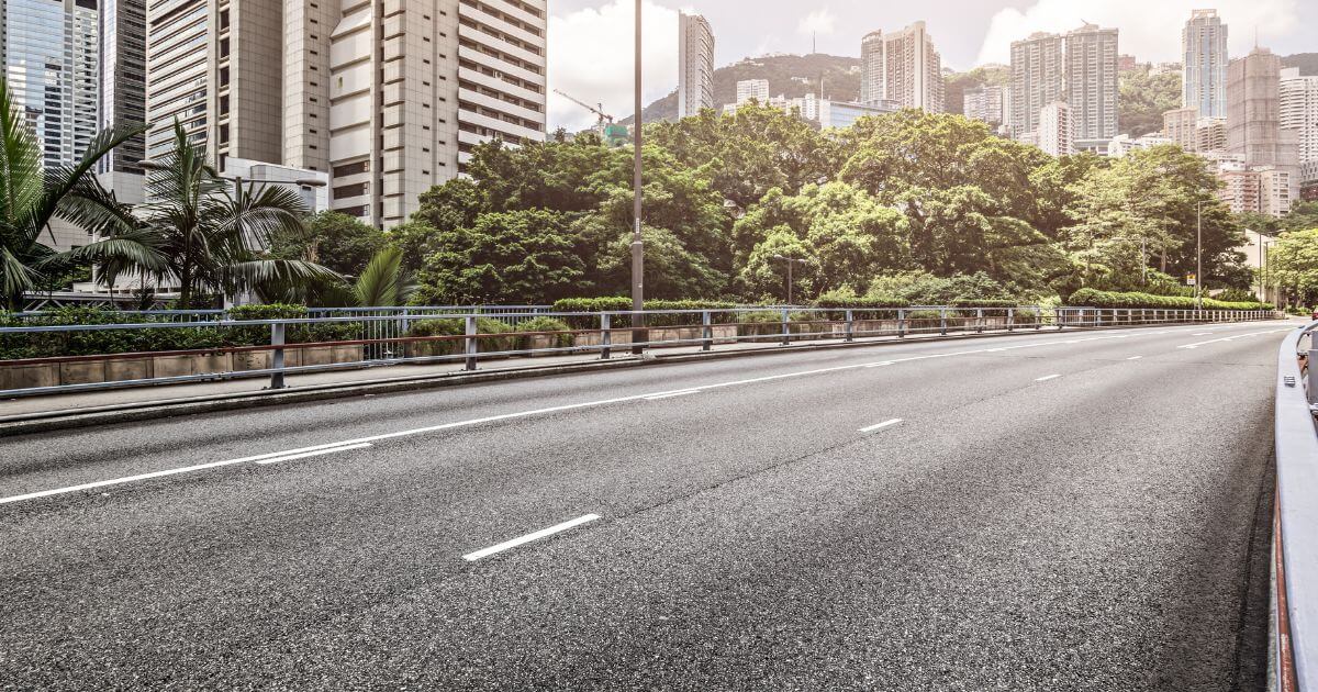 現代城市道路與綠樹景觀