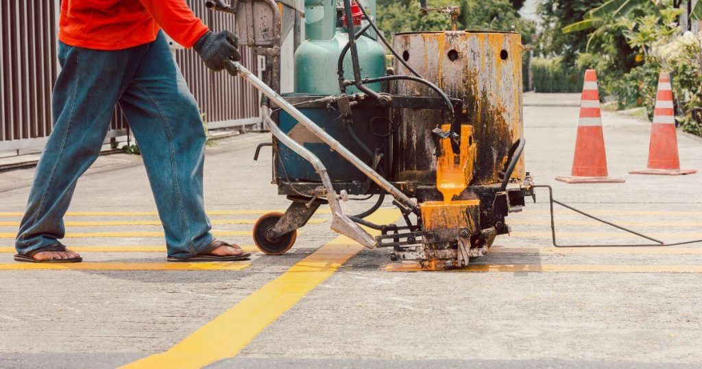道路標線施工進行中