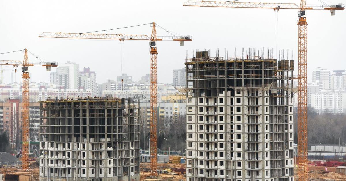 高樓建案施工現場與塔吊作業