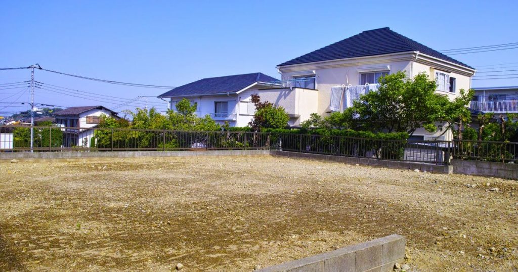 位於日本住宅區內的一塊空地，四周圍牆圍起