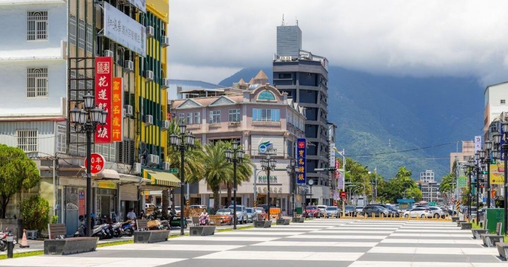 花蓮市街景與山景