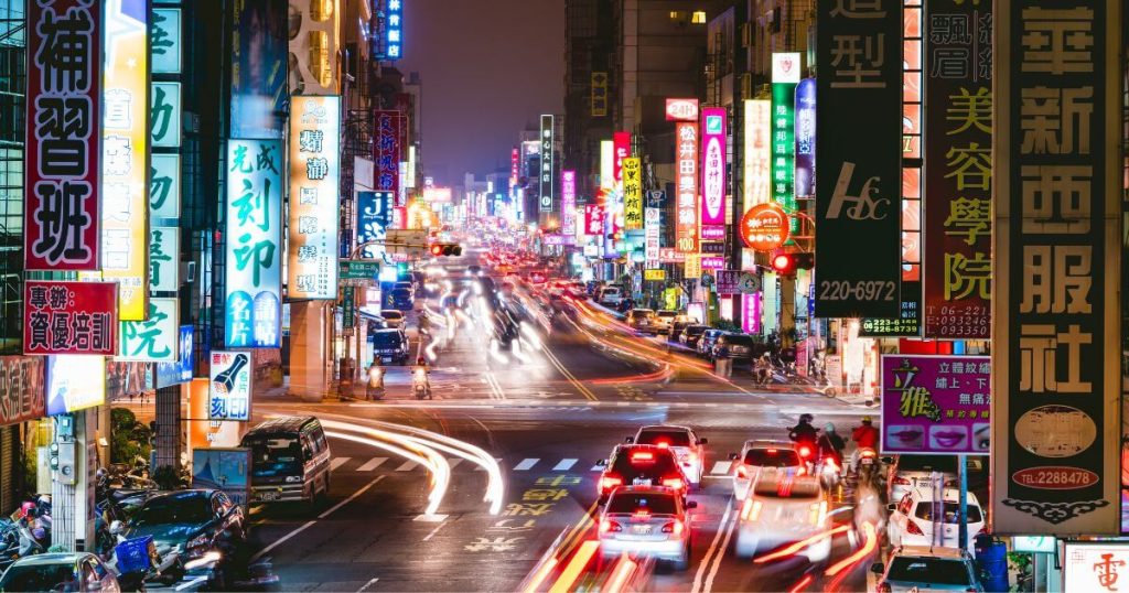 台灣夜晚街景與霓虹燈光