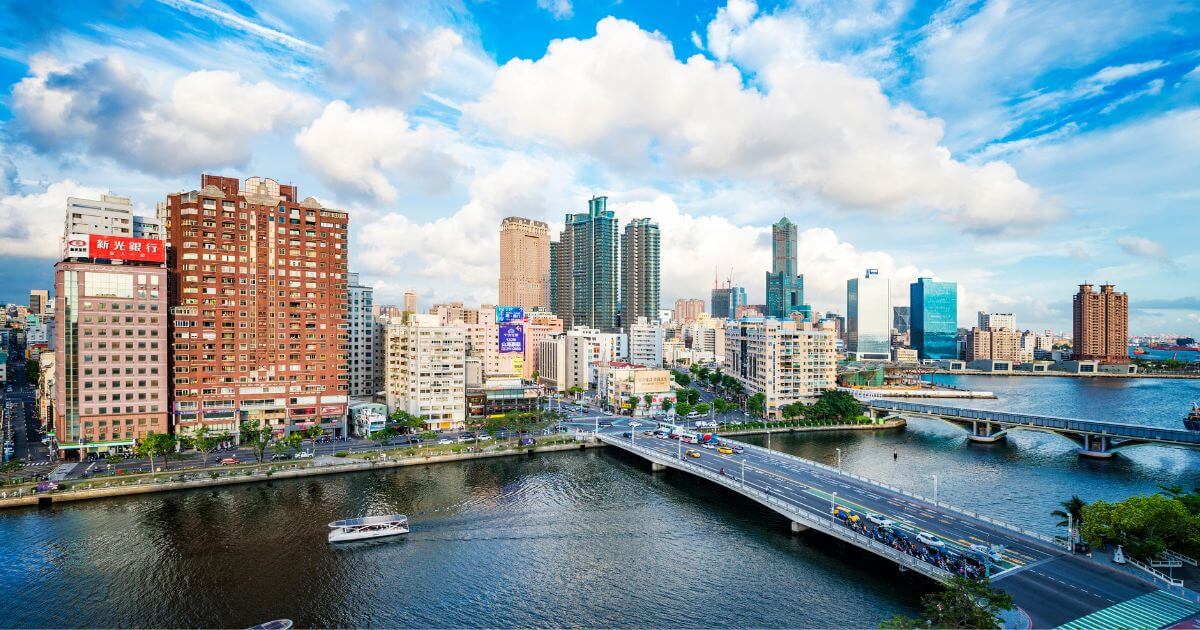 高雄愛河與市區天際線