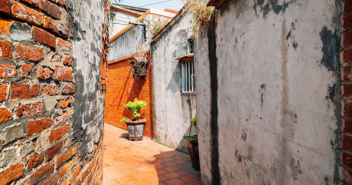 台灣紅磚老街窄巷風景
