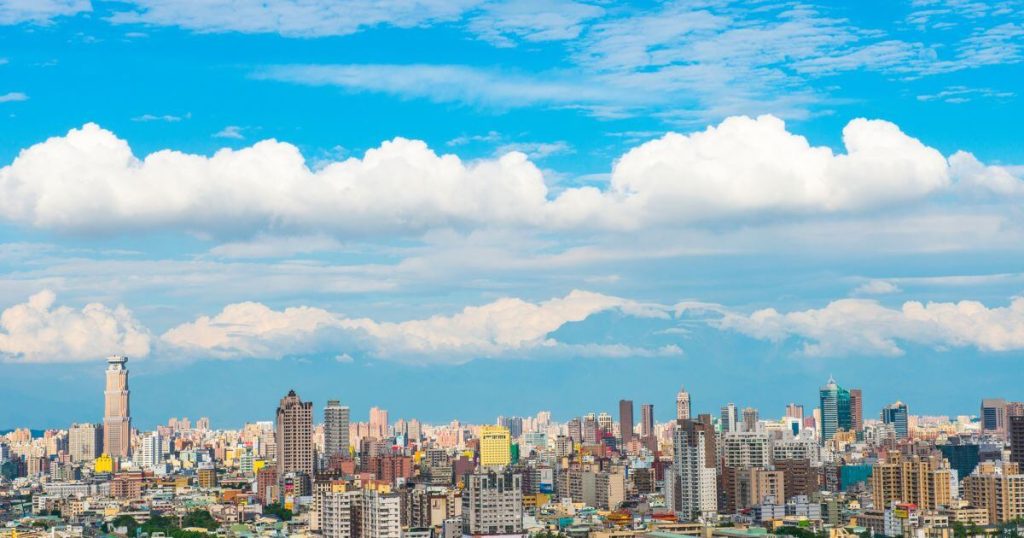 台灣城市天際線與藍天白雲