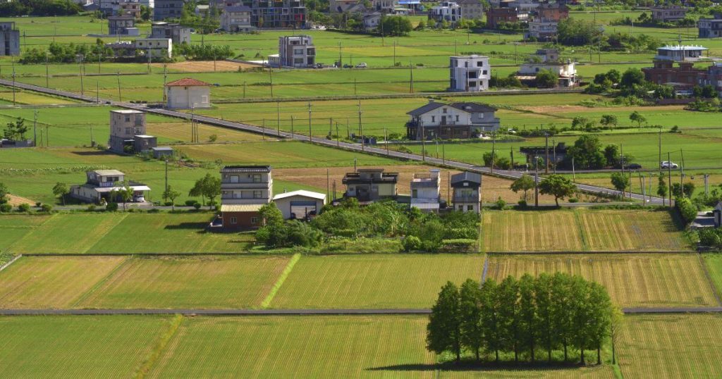 鄉間農地與住宅交錯的郊區景觀