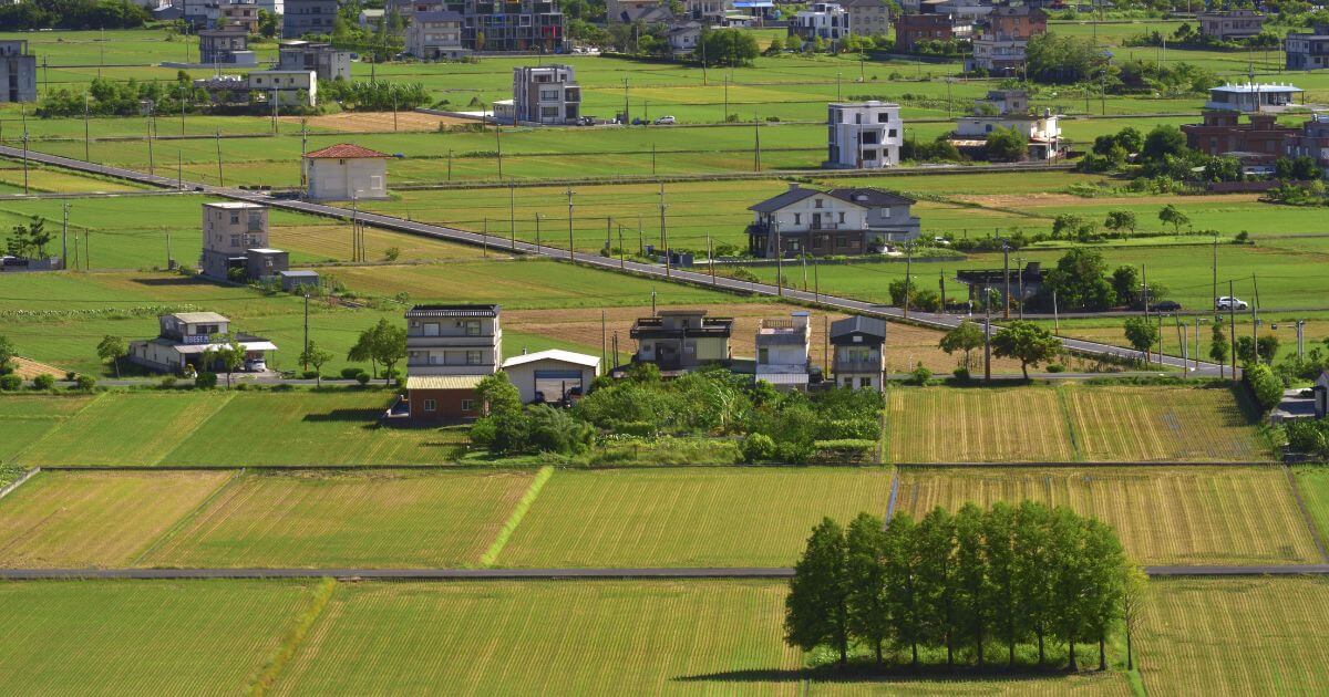 鄉間農地與住宅交錯的郊區景觀