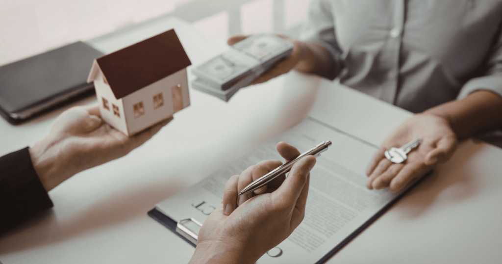 土地繼承期限畫面，桌面上放置房屋模型，象徵包裝合作、採購合約與長期商業合作關係建立