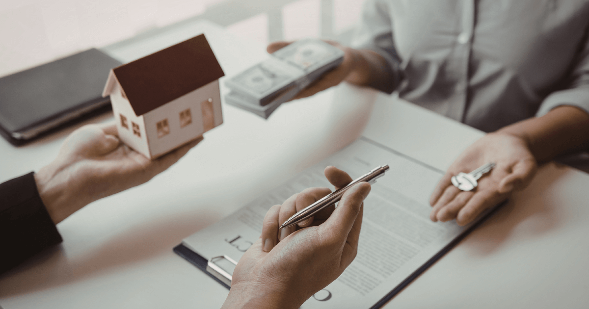 土地繼承期限畫面，桌面上放置房屋模型，象徵包裝合作、採購合約與長期商業合作關係建立