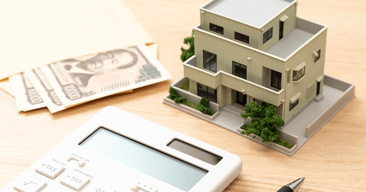 土地繼承要多久？房屋模型、計算機與現金呈現繼承過戶費用情境