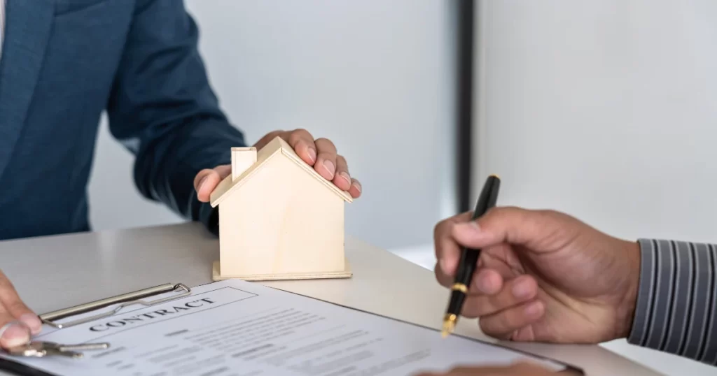 房屋繼承過戶期限說明主題圖，桌上合約文件與房屋模型示意