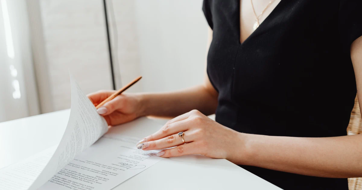 自行辦理繼承流程示意圖，民眾在桌前閱讀與簽署文件