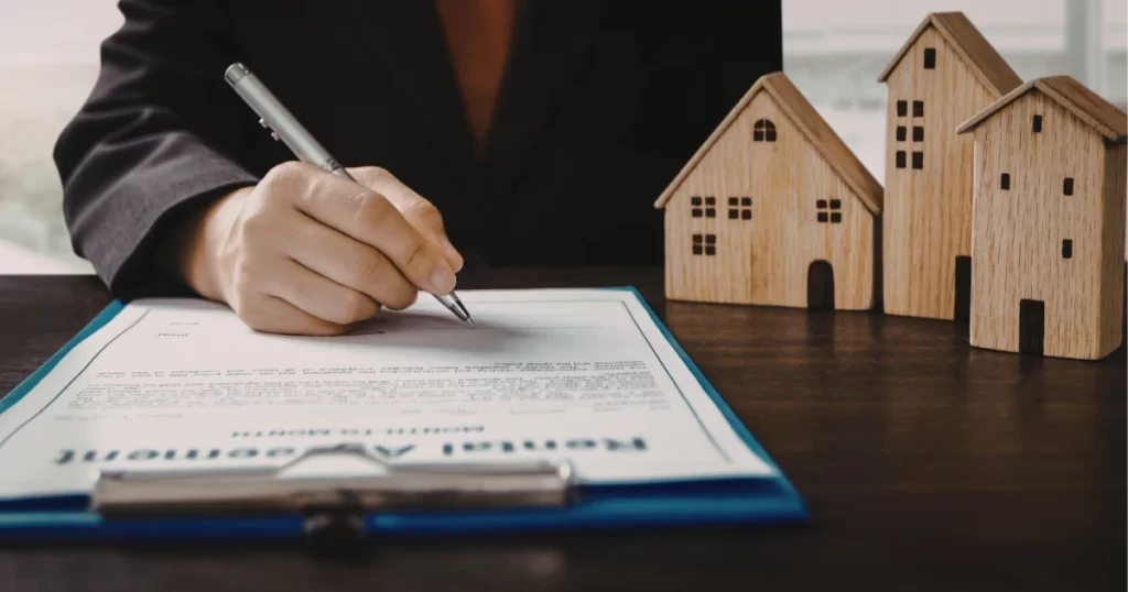 虹展建設土地繼承委託書代理情境圖，桌上擺放房屋模型與合約文件