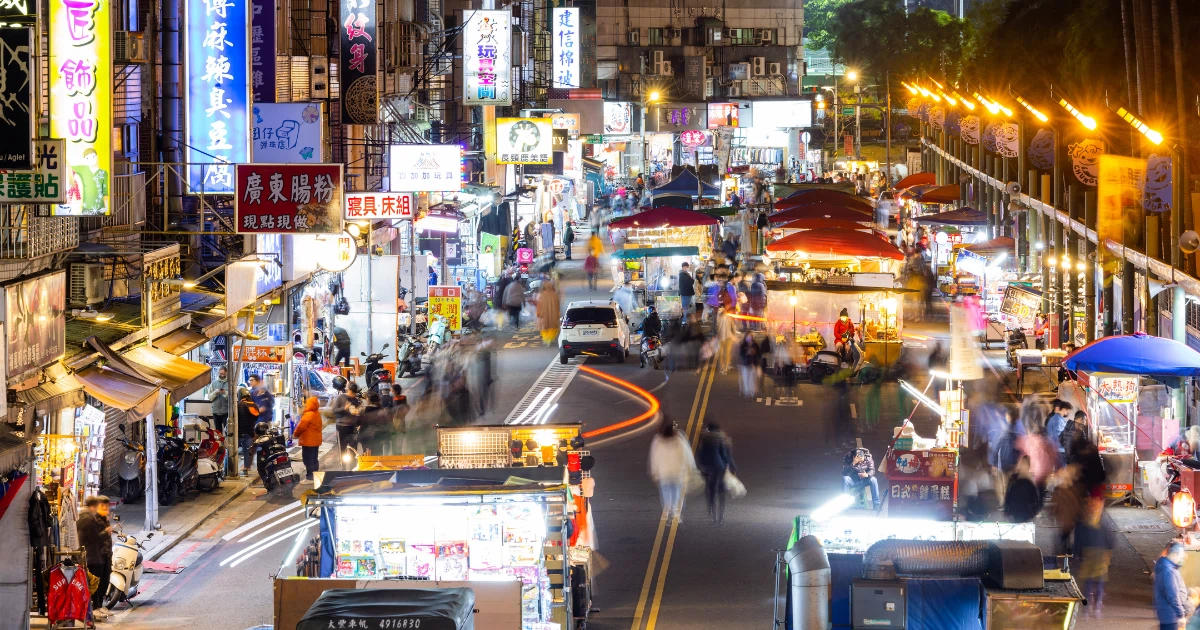 桃園建地行情與熱鬧商圈夜市街景示意圖