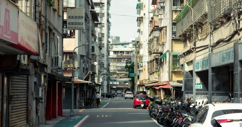 房子被偷偷過戶風險示意，台灣老舊住宅區街景與產權安全議題