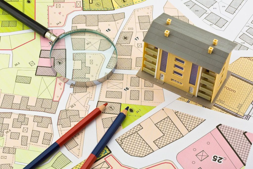 畸零地是指因面積、寬度、深度、形狀或臨路條件不足，導致難以單獨作為完整建築基地使用的土地。本文整理畸零地定義、常見來源、用途限制、能否蓋房、使用規則、買賣收購與處理流程，協助地主初步判斷土地價值與後續方向。若涉及公共設施保留地、道路用地、鄰地整合或繼承共有，建議尋求專業團隊評估。